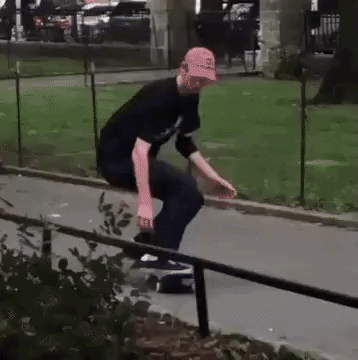 爆笑GIF动态图：好人太难了，让她男友追了整整三条街