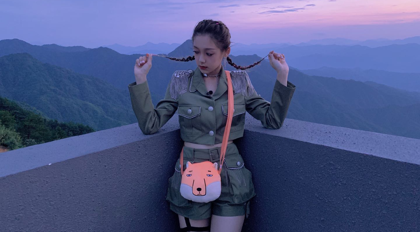 两大女团C位选手遇尴尬，粉丝数落后，淘汰选手