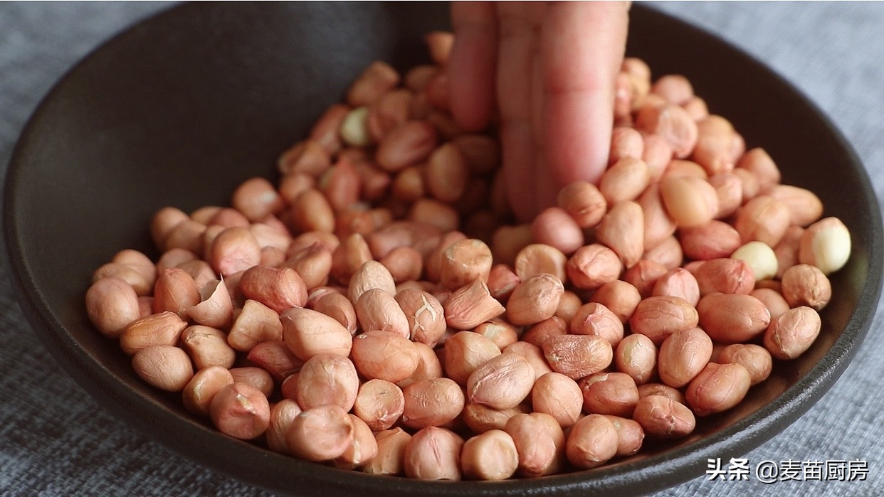 年夜飯花生好吃做法，加2雞蛋，老吃法教會你，吃一次就念念不忘