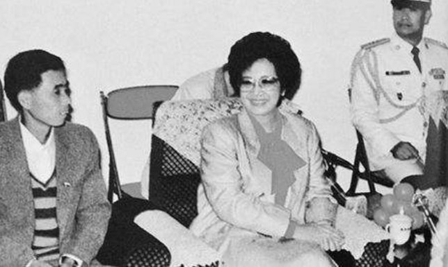 菲律宾首位华人女总统：上台后赶走美军，带着女儿来中国寻根