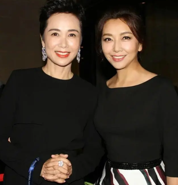 老戏骨江珊罕现身，眼纹明显皮肤松弛显老，手