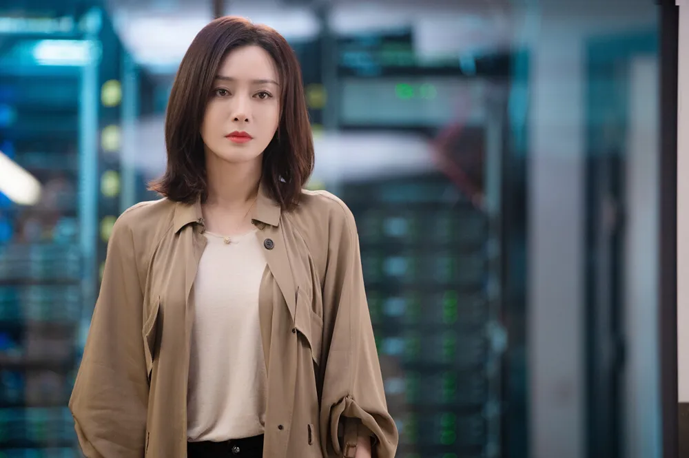 秦岚《怪你过分美丽》陷解约风波 自曝式危机公关手段超绝