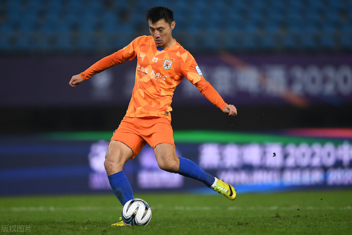 国足集训名单有变：补招徐新和郑铮，或顶替蒋