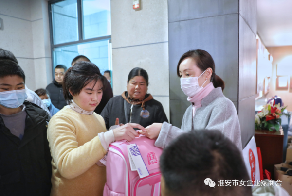 凝聚她力量 点亮微心愿