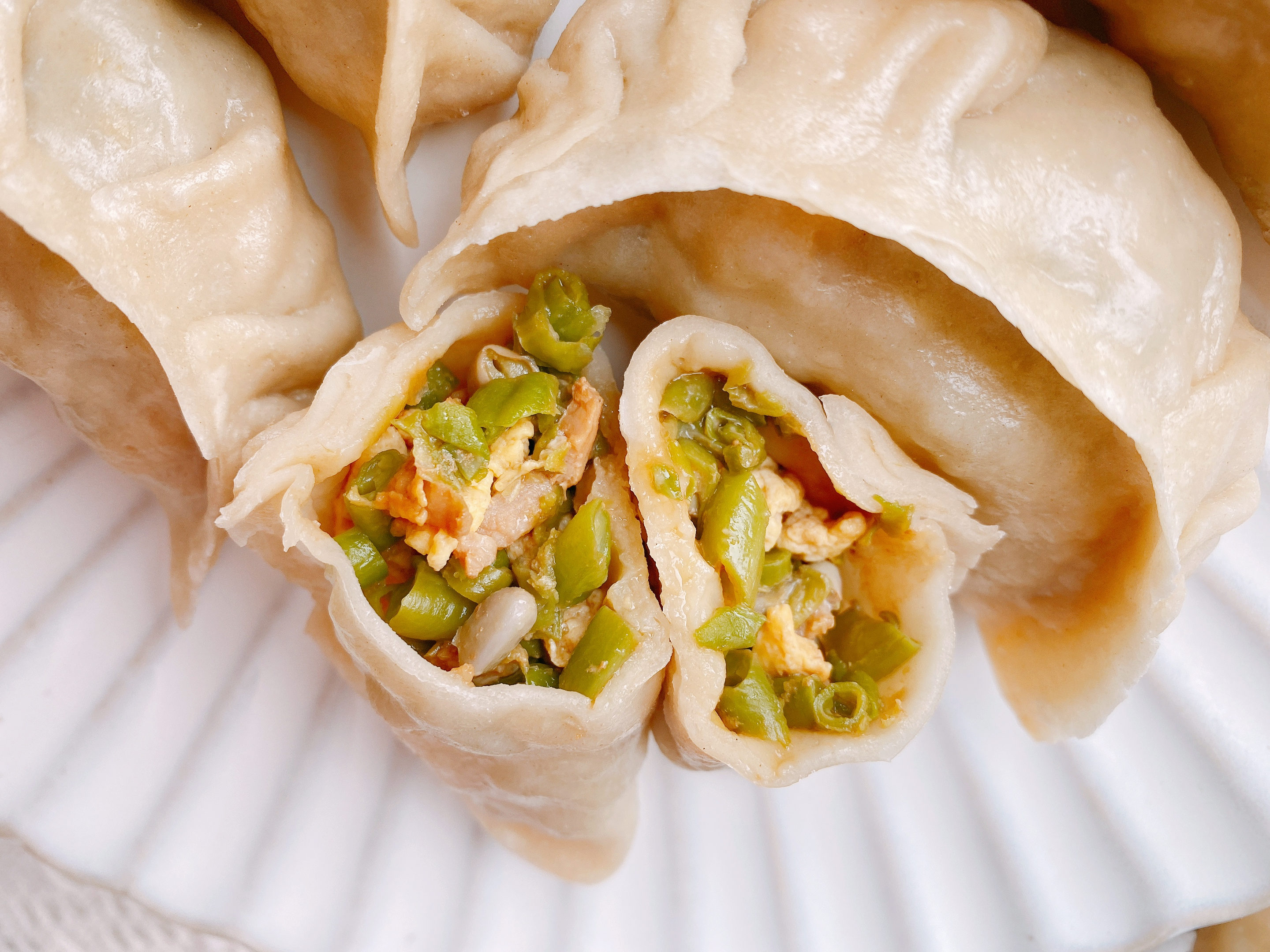 豆角做成饺子原来这么好吃，颜色翠绿不发黄，皮薄馅多，鲜嫩多汁