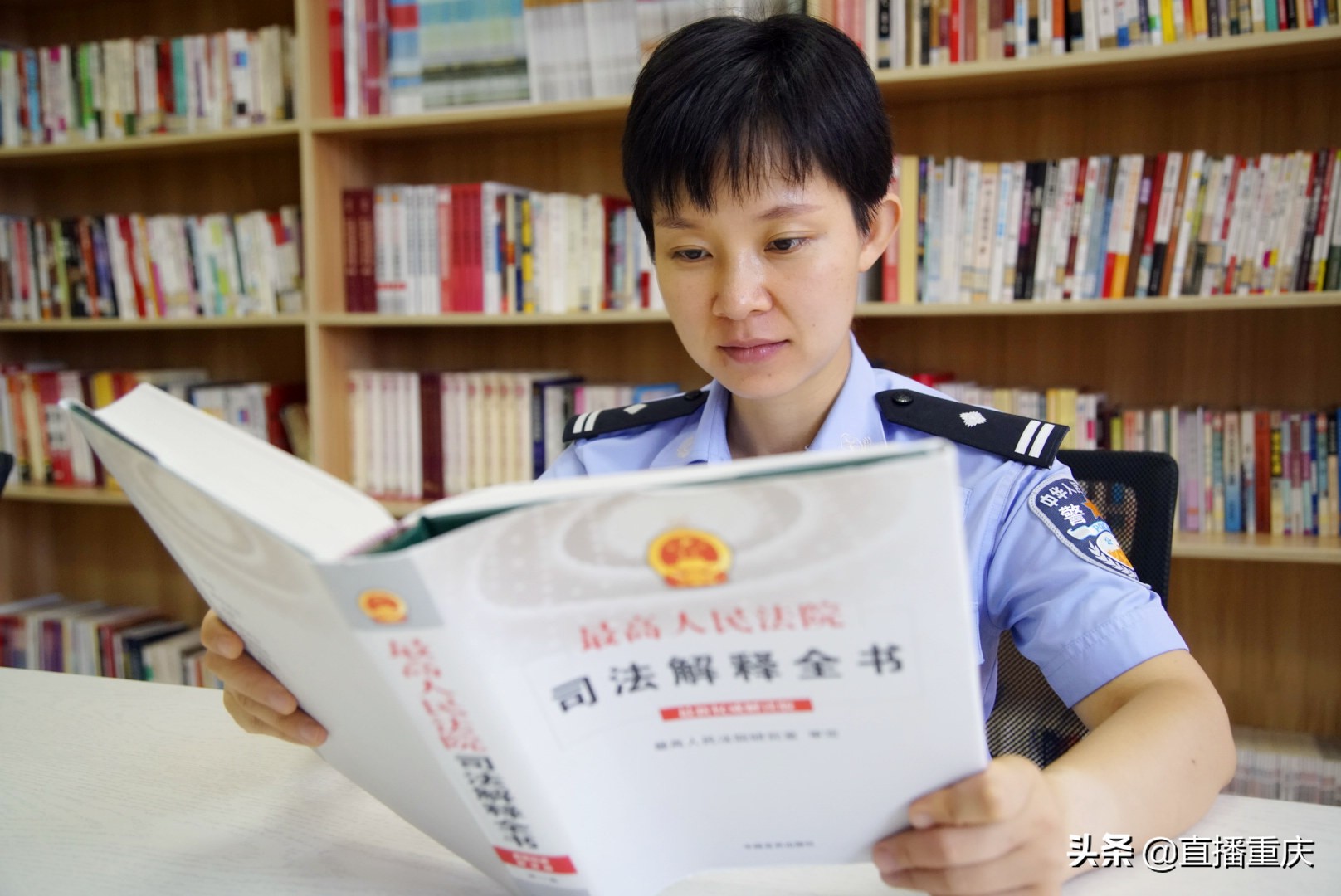 从法院文书到社区民警|从法院文书到社区民警 她用法律武器做调解 有了自己名字的调解室
