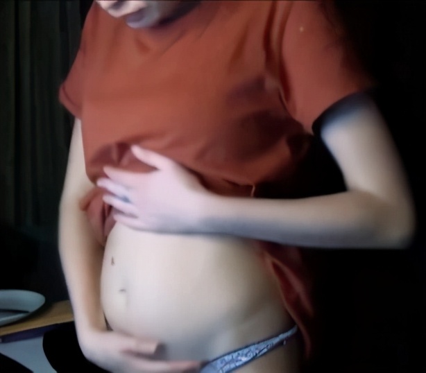 丧心病狂！俄网红直播活活冻死怀孕女友，观众却在叫好打赏？