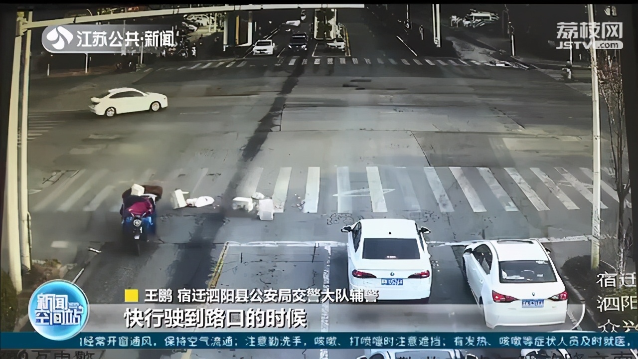 三轮车急刹车“甩出”苹果 路人“一拥而上”齐帮忙清理