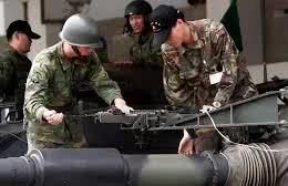 解放军火炮上绑个95步枪干啥？“贫穷”创造出太多土法子