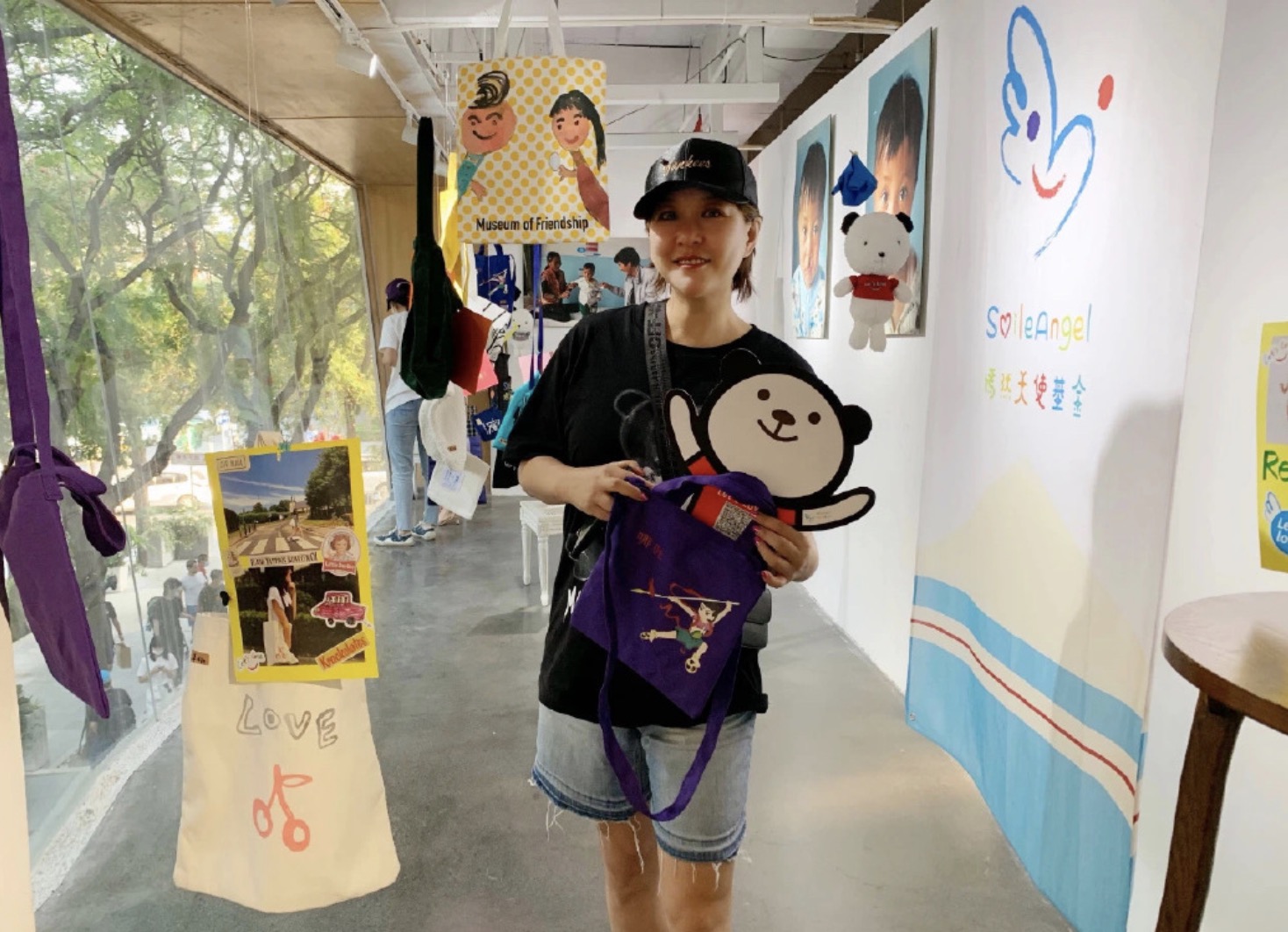 李亚鹏父女办公益筹善款，李嫣身高出众，和爸爸只有半个头的距离