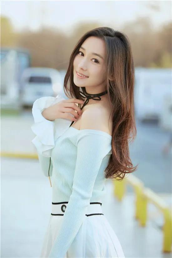 Beauty star Li Ruoning, good figure, good-looking - iNEWS