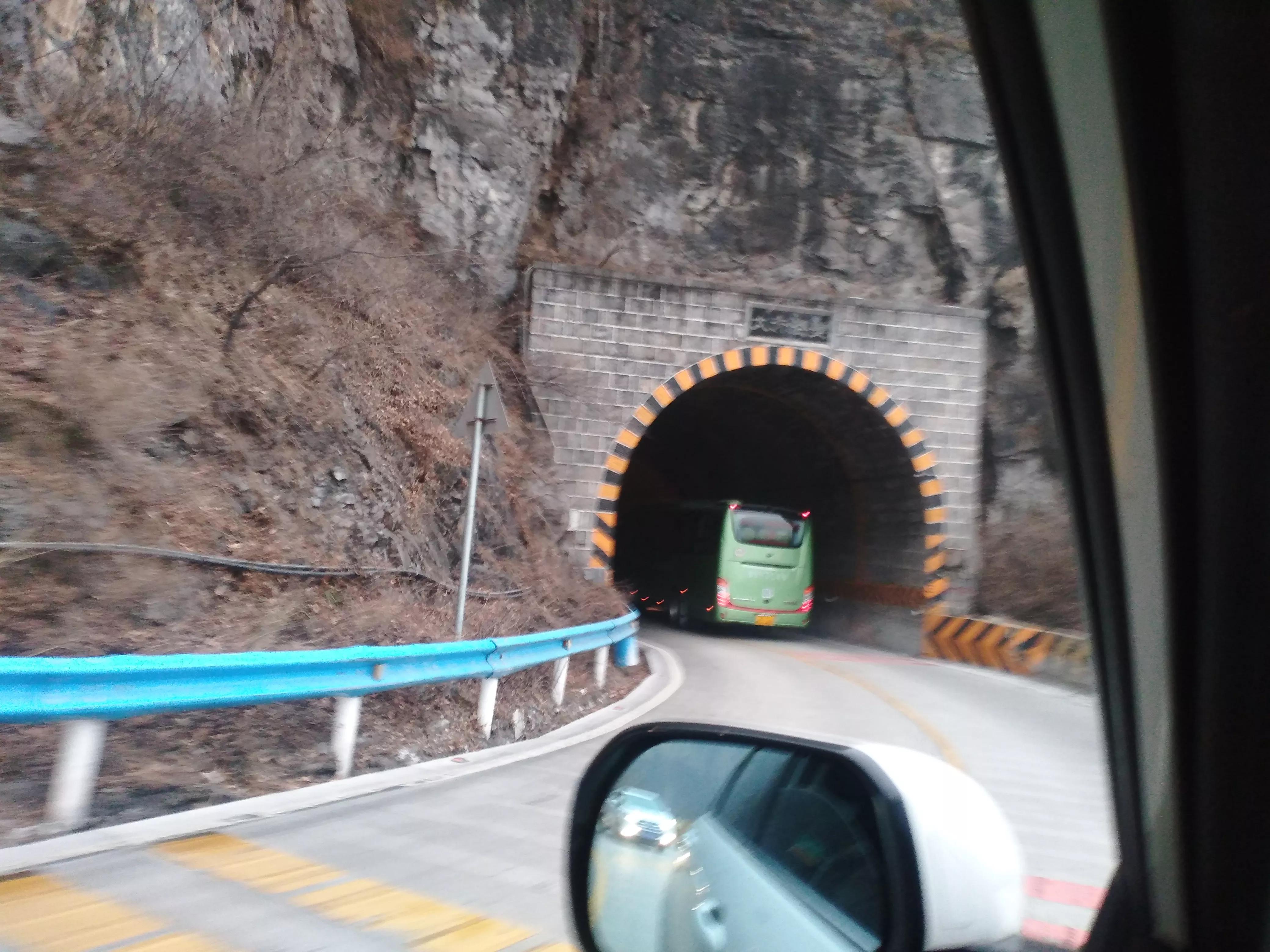 這條盤山公路，各種彎道隧道繞，就藏鄭州周邊，你知道哪兒嗎