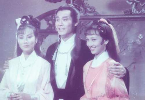 72岁的“张无忌”拥着72岁的“赵敏”拍照，原来