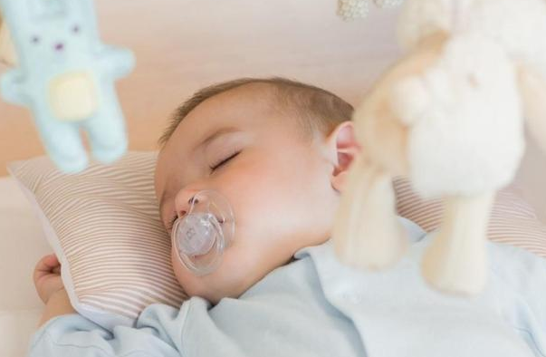 别再这样让宝宝午睡了，不仅宝宝不开心，还不长个，影响身体发育