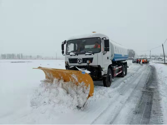 内蒙古喀喇沁旗：争分夺秒除雪抢险