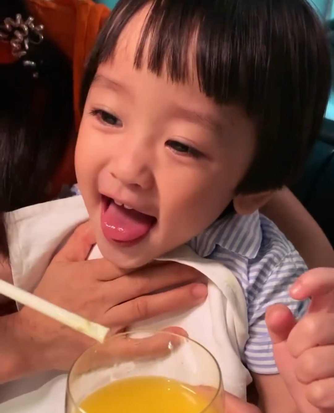 郑嘉颖小22岁娇妻陈凯琳晒生活日常庆生，一家四口泳池玩水超幸福