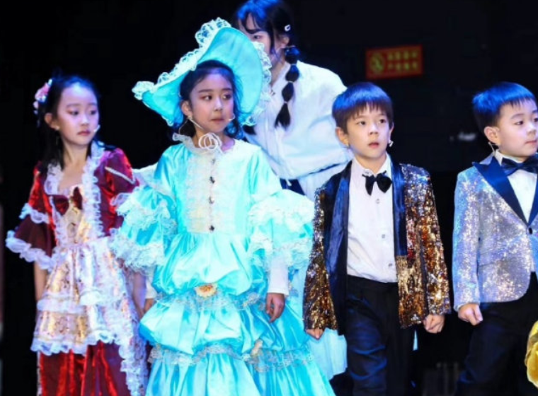 霍思燕支持兒子演出，原相機下的嗯哼成亮點，這長相帥到路人