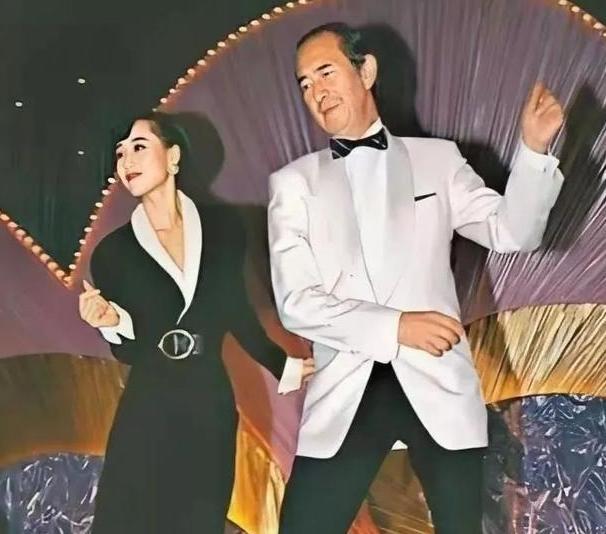 利智和李连杰携手现身赌王葬礼，这三位的爱恨情仇你知道多少？