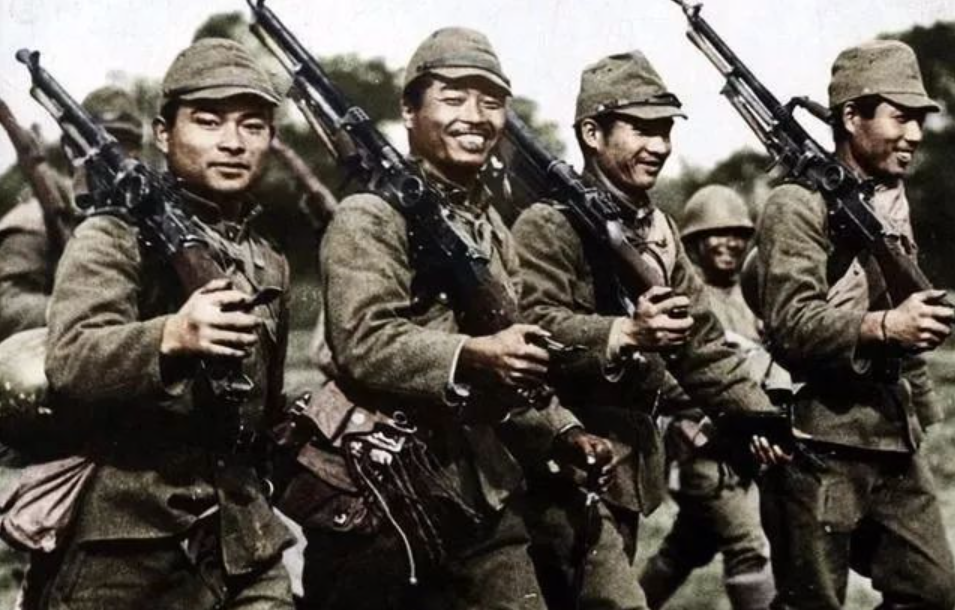 日军藏在炮楼里，八路军久攻不下，一老农路过