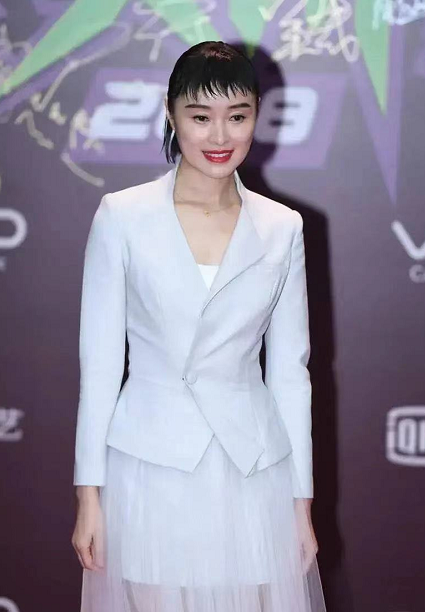 吴越这造型也太放飞自我，狗啃刘海贴头皮，生图下状态也太差