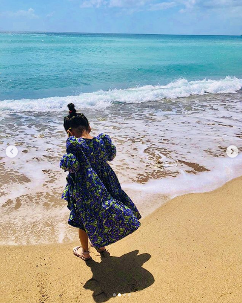 周杰伦昆凌为刘畊宏补过生日，夫妻俩戴墨镜秀恩爱，比寿星还抢镜