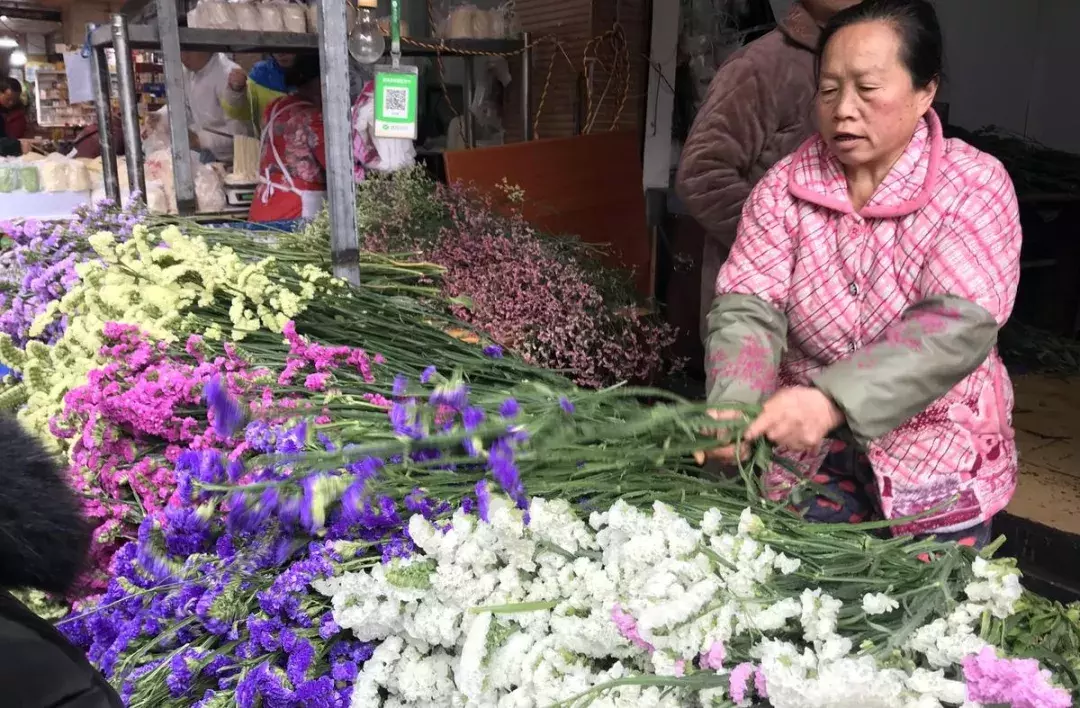 贵阳菜场,鲜花论斤卖