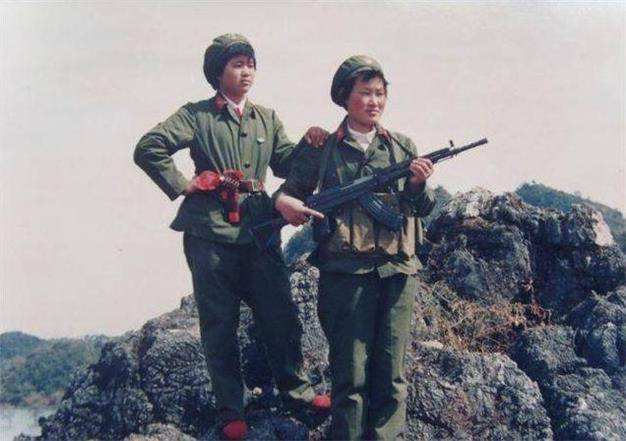 对越作战女神炮手，不用瞄准镜、炮盘炮架，用