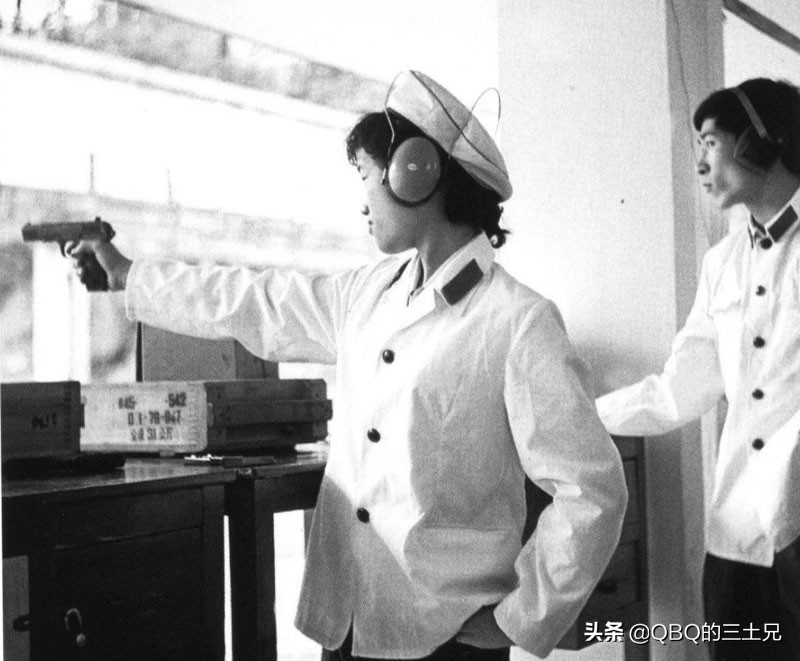 先天不足的77式手枪，为何还装备近40年，它比64式有何优势