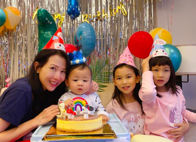 蔡少芬在家戏弄儿子，意外曝光豪宅内景，酒柜中几十种美酒很抢眼