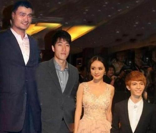 “身高检测器”姚明与众星合影：黄晓明让人意外，韩红小鸟依人