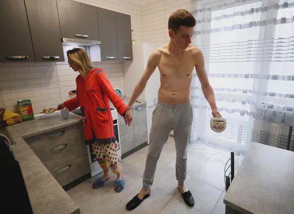 乌克兰情侣拷在一起吃喝拉撒123天后，意料之中分手了