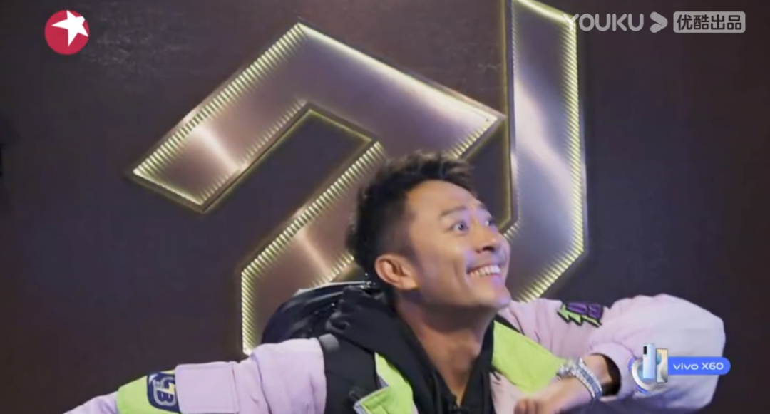“单脚肉丝”爆梗 承包搞笑源泉的山寨“浪姐”综艺《追光吧哥哥》