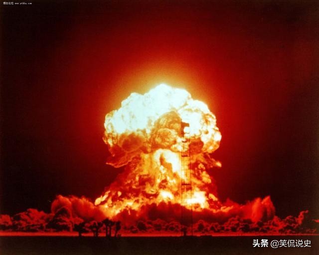 东方两次巨响，我国原子弹氢弹爆炸成功后，人民日报如何报道的