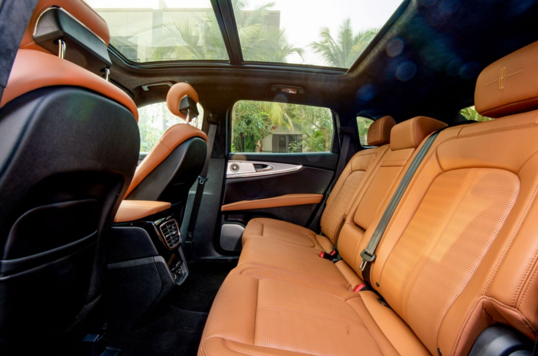 2.7T V6、22向座椅调节、35个声学包，看航海家的豪华