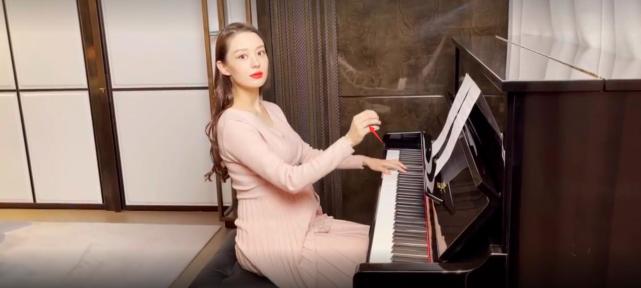 吉娜挺九個月孕肚彈琴，郎朗貼心拍照，夫妻倆為寶寶做胎教超甜蜜