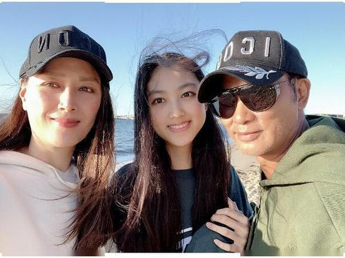 任達華16歲女兒曝光！ 穿緊身褲秀逆天超模腿，顏值逆襲星味十足