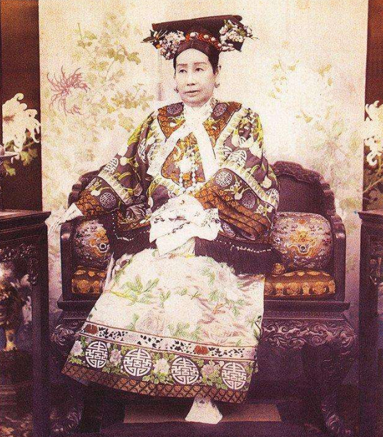 北京发现李莲英墓穴，报废3把铁锤打开，开棺后