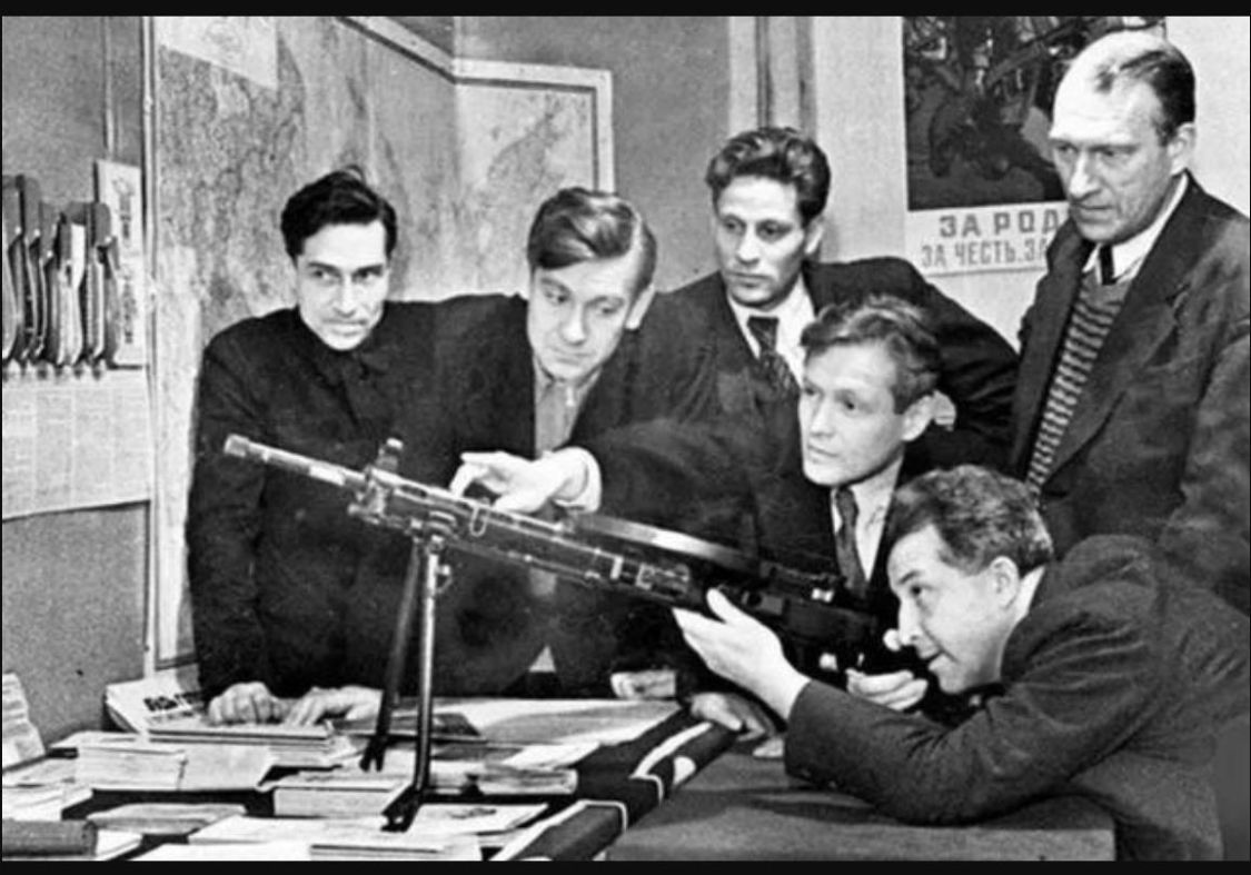 吃鸡里的大盘鸡，上甘岭上的唱片机，一挺机枪