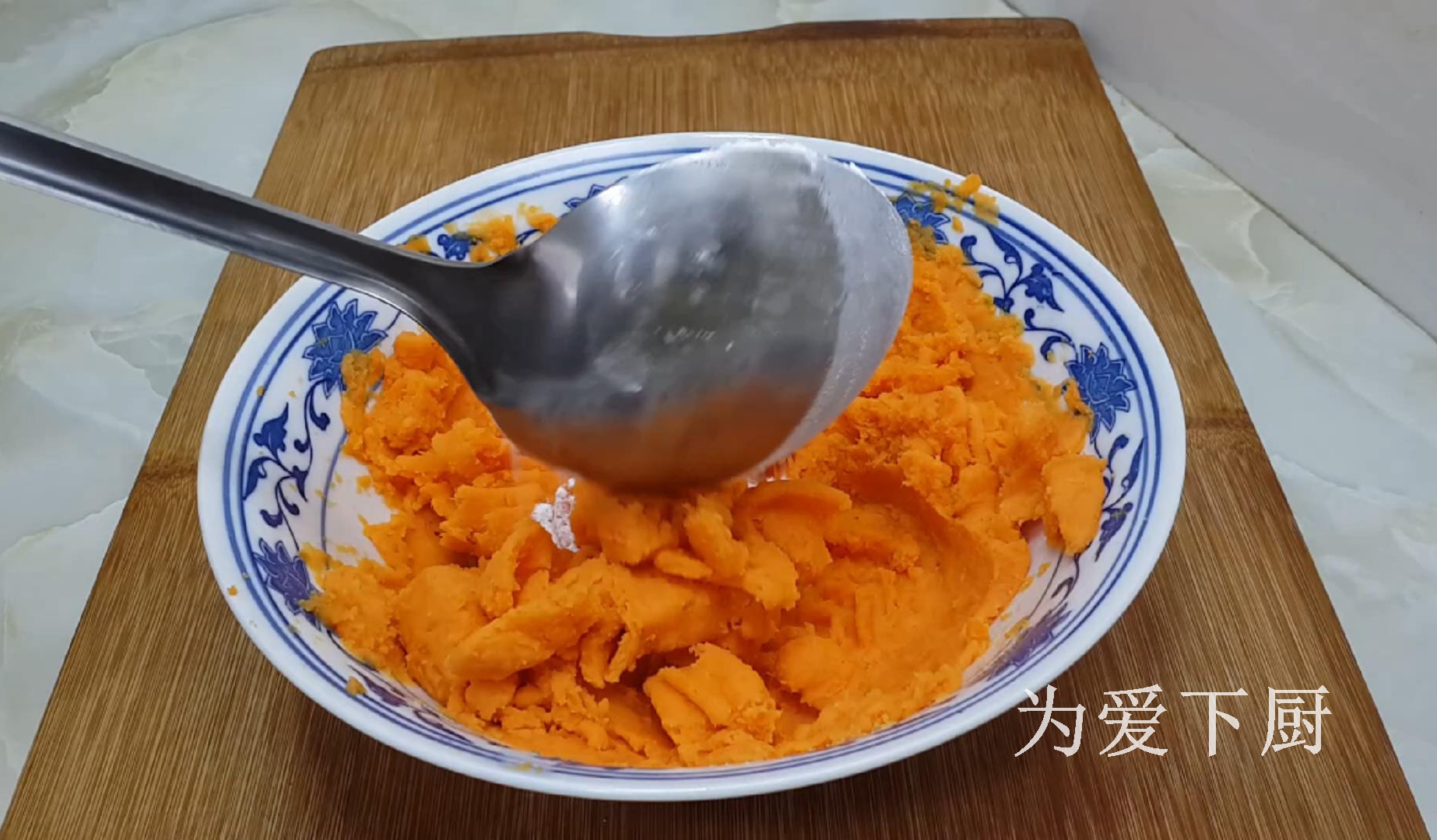 红薯这样做才好吃，加半碗糯米粉，个个焦脆又香甜，真的太香了