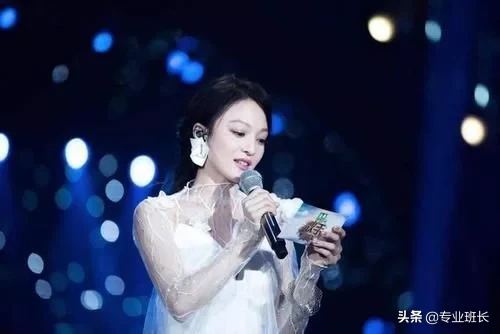 张韶涵穿“浴球”纱裙拍大片，层层堆叠太梦幻，眼神迷离气氛暧昧