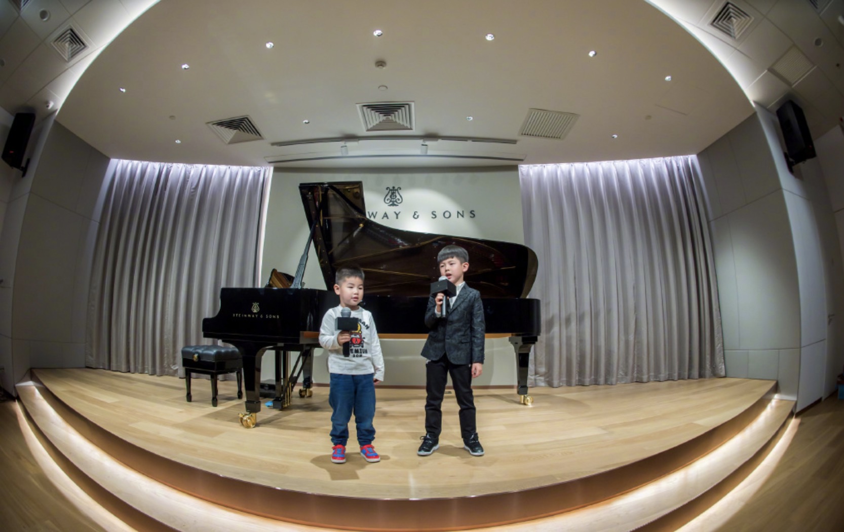 胡可曬兒子近照，安吉與甜馨同舞台彈鋼琴，一個獨奏一個需老師陪