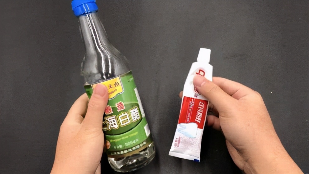 Toothpaste and white vinegar are mixed together to remove dirt, saving
