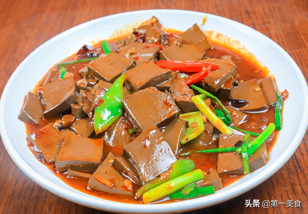 圖片[1]-鴨血想要嫩滑有技巧 廚師長教你做麻辣鴨血 麻辣入味 嫩如豆腐-起舞食譜網