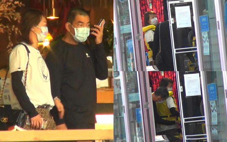 54歲任賢齊陪太太逛街，全程體貼照顧老婆，不愧是“寵妻狂魔”