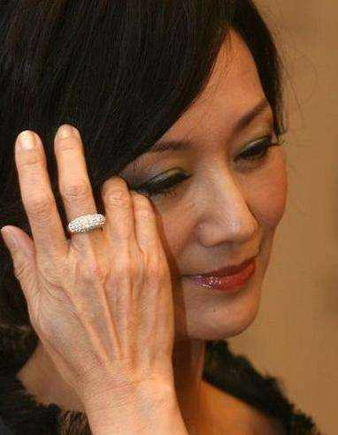 赵雅芝真的老了，66岁了还穿“人鱼裙”，看到腿部太显老态