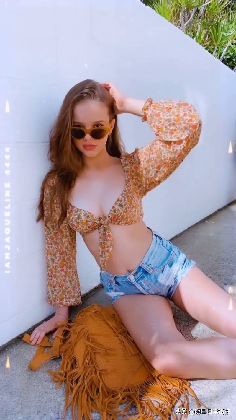 翘臀细腰的外国美女！女星印蒂雅身穿碎花高腰衫拍摄杂志内页写真