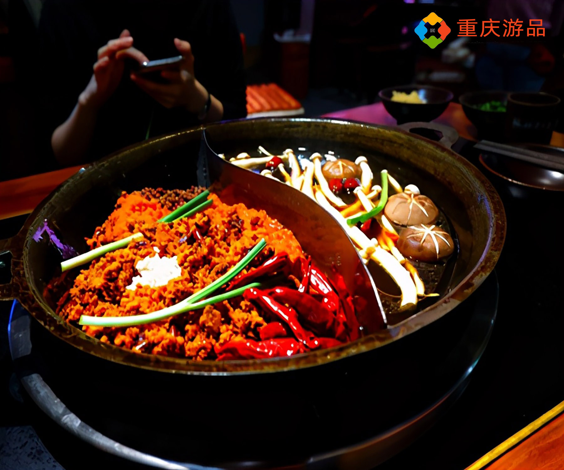 重庆洪崖洞的珮姐老火锅，排名前十的网红店，真的好吃吗？