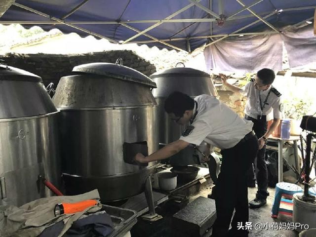 男童胃里发现一团“胶”，家长眼里的好零食，制作环境犹如垃圾场
