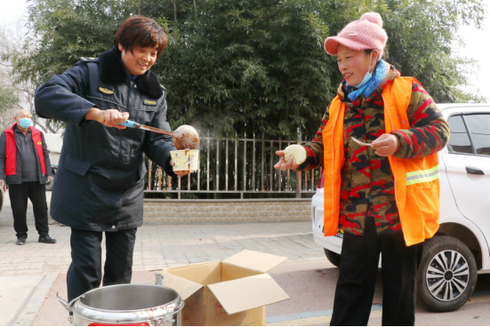 河南省周口市：腊八粥飘香 情暖太康城