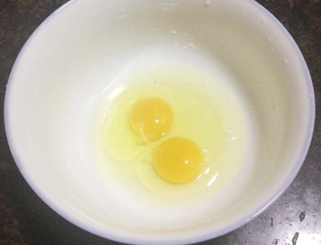 图片[2]-蒸鸡蛋羹 想要嫩滑无蜂窝有技巧：掌握1点 蛋羹嫩滑如果冻-起舞食谱网